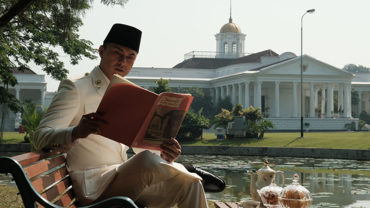 Anjasmara membawakan watak sebagai Presiden Indonesia, Soekarno. - Gambar PR
