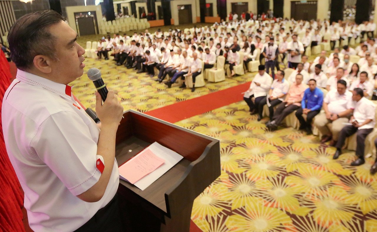 Setiausaha Agung DAP Anthony Loke berucap pada Konvensyen Tahunan DAP Negeri Perak ke-22, di sini hari ini. - gambar BERNAMA