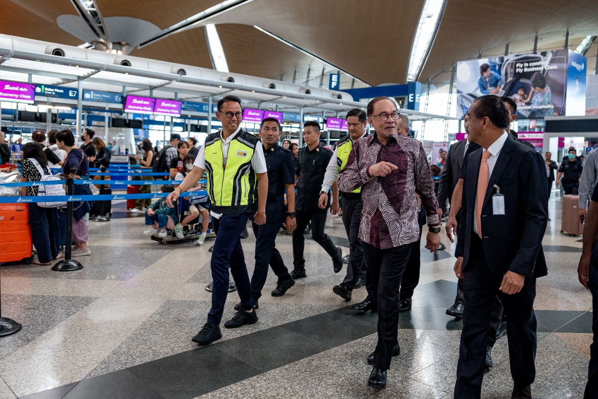 Anwar mengadakan lawatan mengejut kira-kira 30 minit di KLIA hari ini.