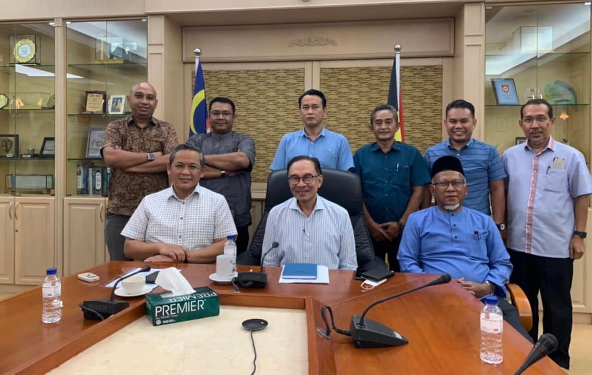 Anwar (tengah) mempengerusikan mesyuarat bersama semua Ketua Cabang KEADILAN Negeri Sembilan, Melaka dan Johor pada malam tadi.