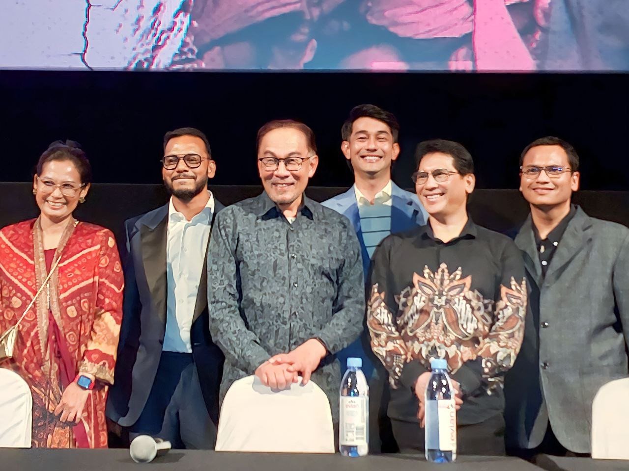 Anwar bersama barisan pelakon dan orang di belakang tabir Anwar: The Untold Story. - Gambar Twitter Rasmi Datuk Seri Anwar Ibrahim/Helmi Anuar