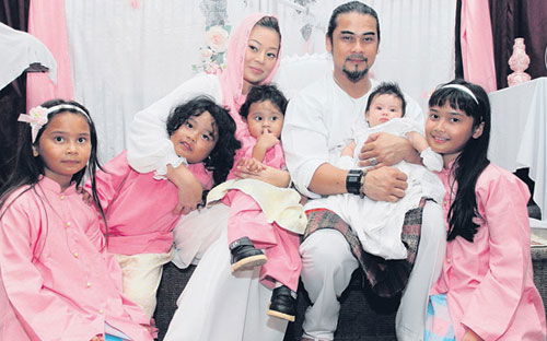 Awie bersama bekas isteri, Rozana serta anak-anak - Gambar Internet