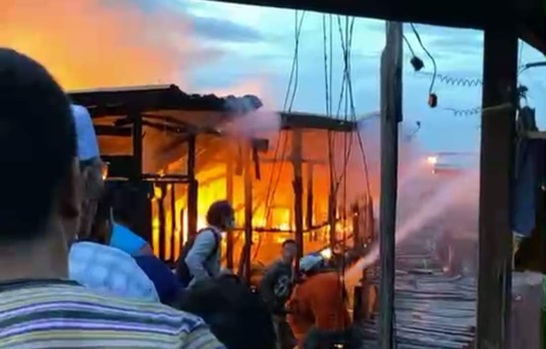 Anggota bomba bertungkus lumus memadamkan kebakaran di Kampung Panji, semalam.