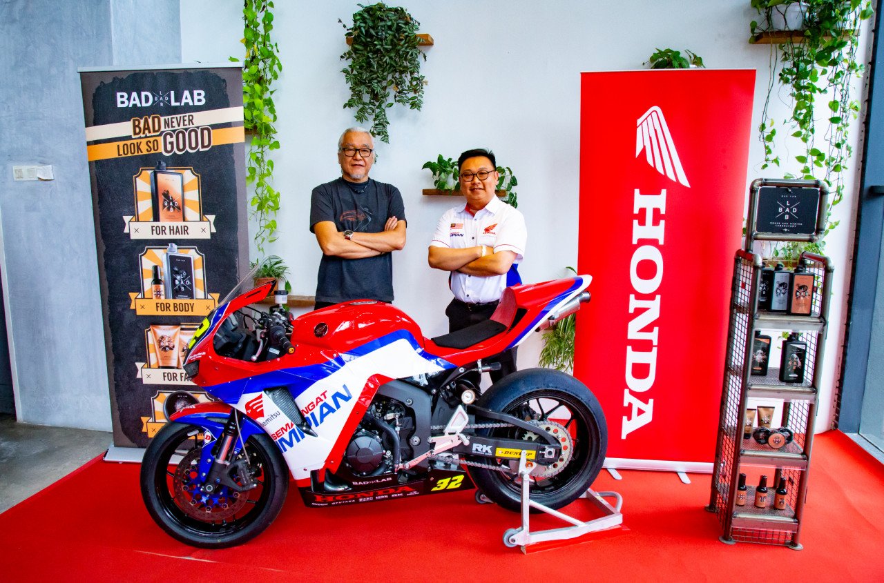 Lum Chong Heng (kiri) dan Pengurus Kanan Pemasaran Honda, Steven Chin. - Gambar PR