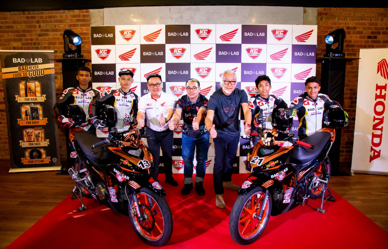 Barisan pelumba muda bersama Steven Chin, Pengurus Boon Siew Honda Racing Team, Zulhelmi Ahmad (tengah) dan Lum Chong Heng. - Gambar PR