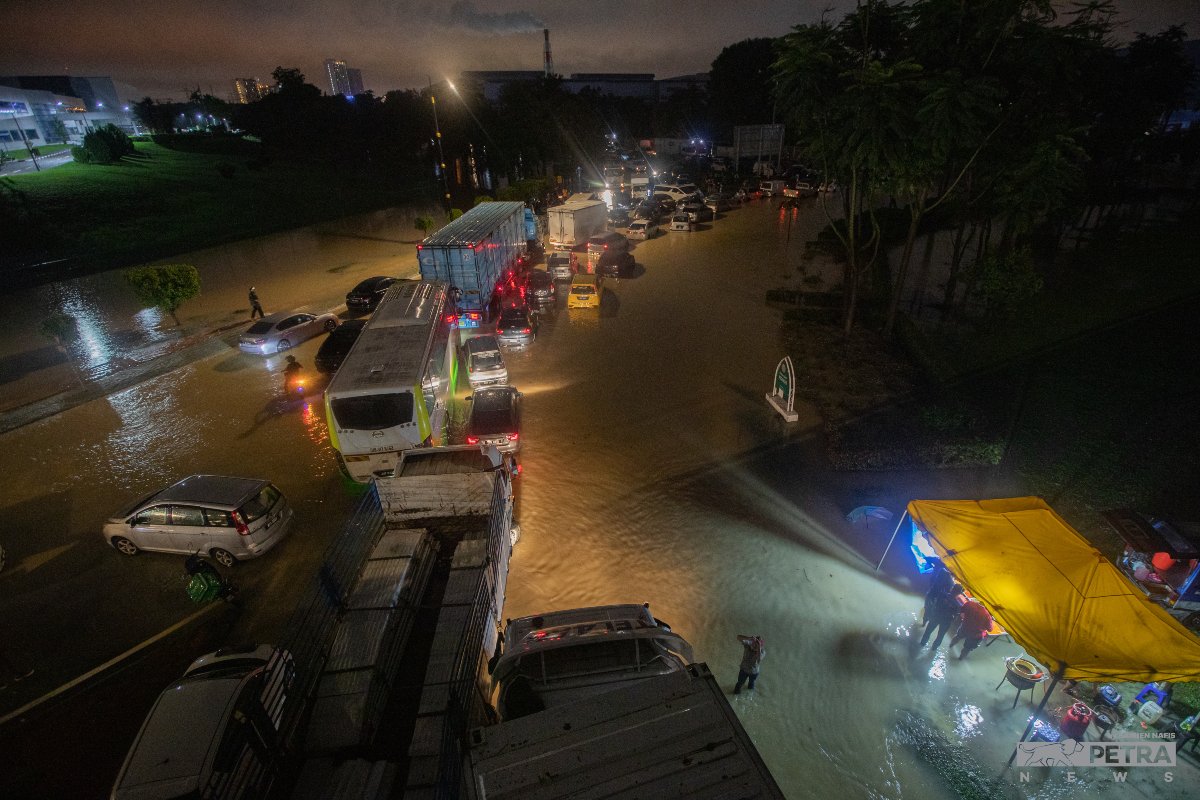 Kesesakan teruk di Bulatan Megawati Seksyen 21, Shah Alam, akibat banjir, malam tadi. - Gambar Sairien Nafis