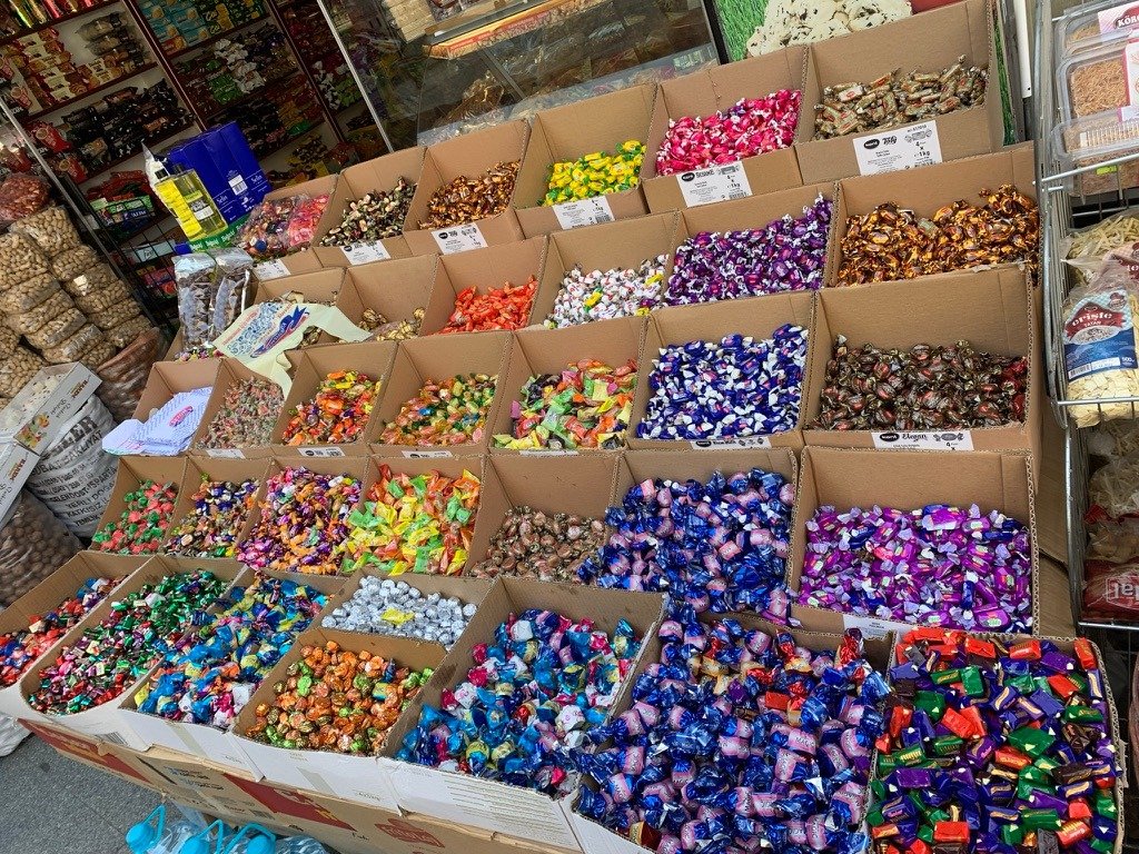 Manisan dan coklat pelbagai bentuk dan warna yang dijual di kedai sewaktu sambutan perayaan Hari Raya Aidilfitri dan Hari Raya Korban