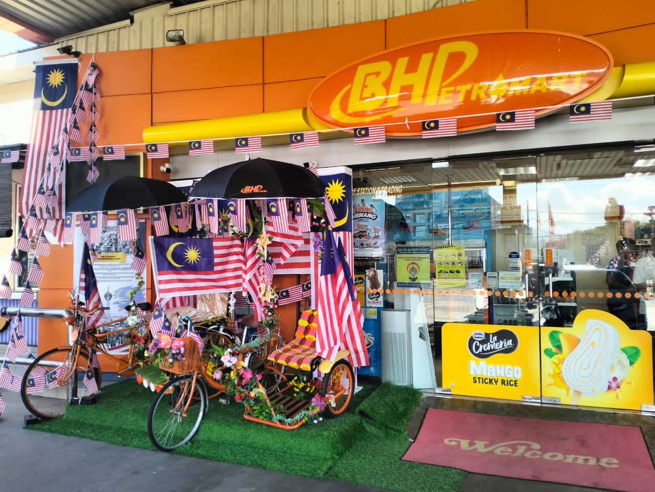 Basikal terpakai yang diubahsuai menjadi beca dan dihiasi bendera Jalur Gemilang. - gambar Rafisqi Radhi