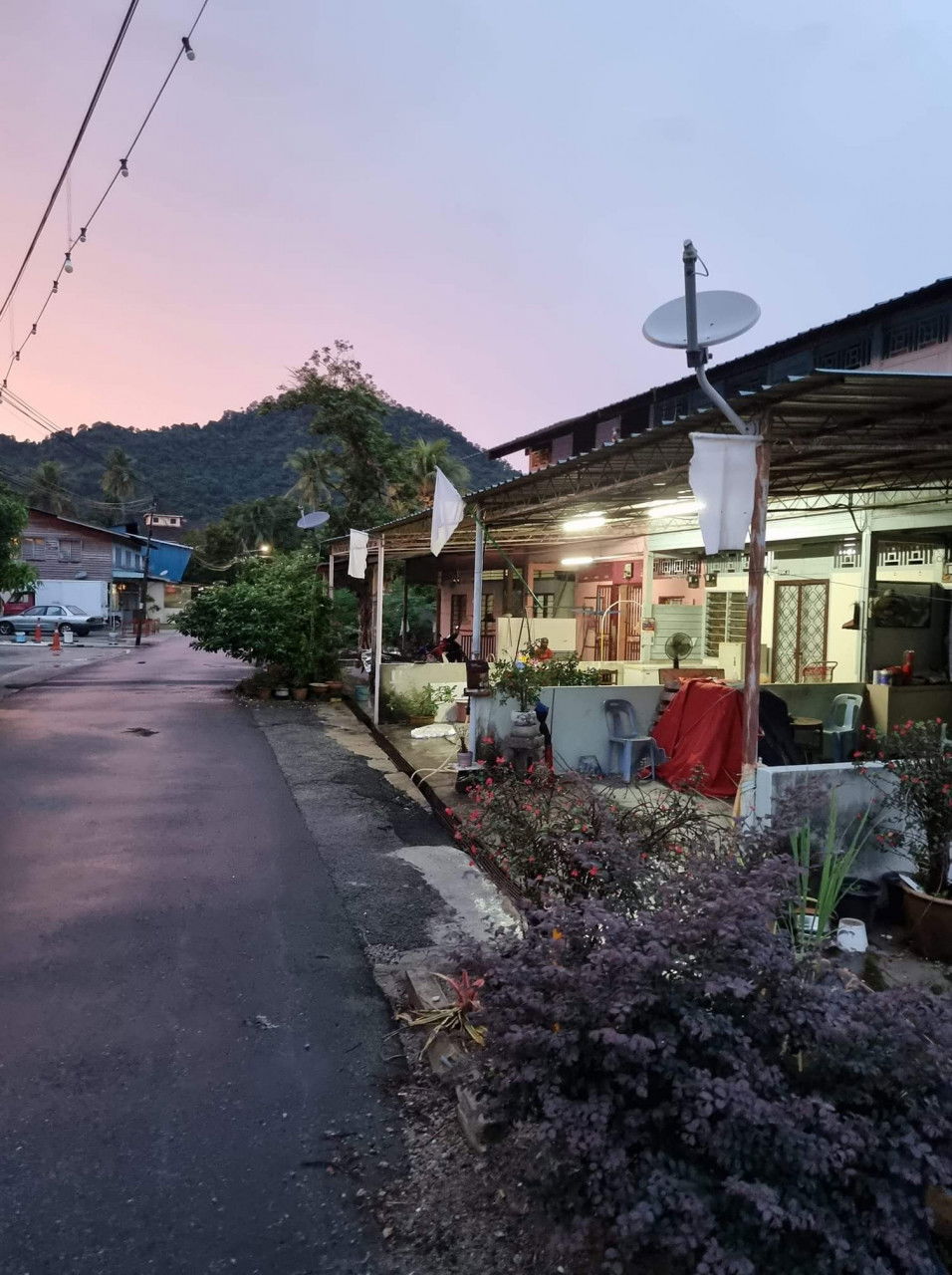 Bendera putih yang dipacak di depan rumah di kawasan Bukit Mertajam.