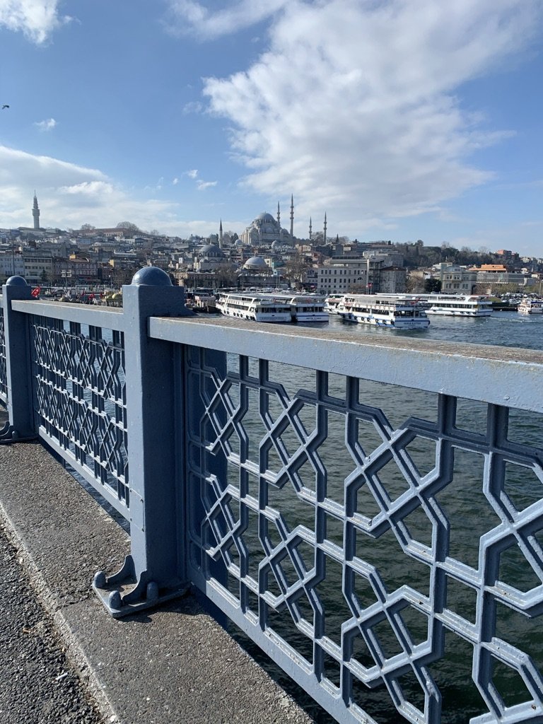 Pemandangan selat Bosphorus daripada jambatan Galata yang diambil oleh penulis