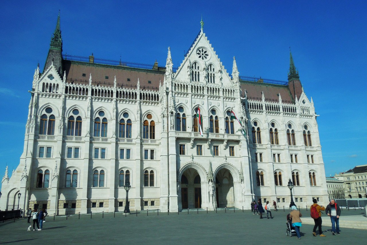 Bangunan Parlimen yang menjadi simbol kerajaan Hungary tersergam megah di tepi Sungai Danube