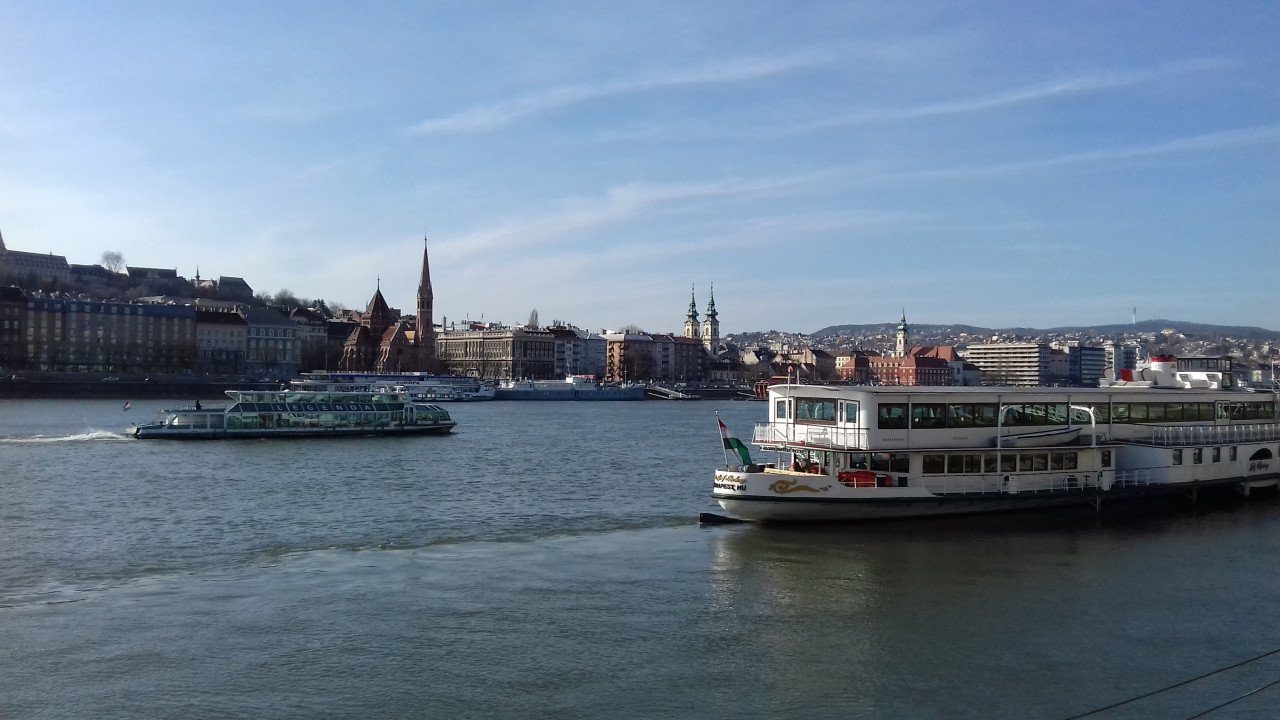 Sungai Danube yang memisahkan Buda dan Pest