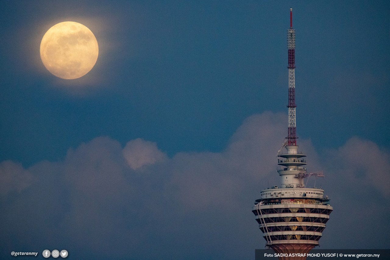 Keindahan bulan penuh yang dirakamkan di Menara Kuala Lumpur, malam tadi.