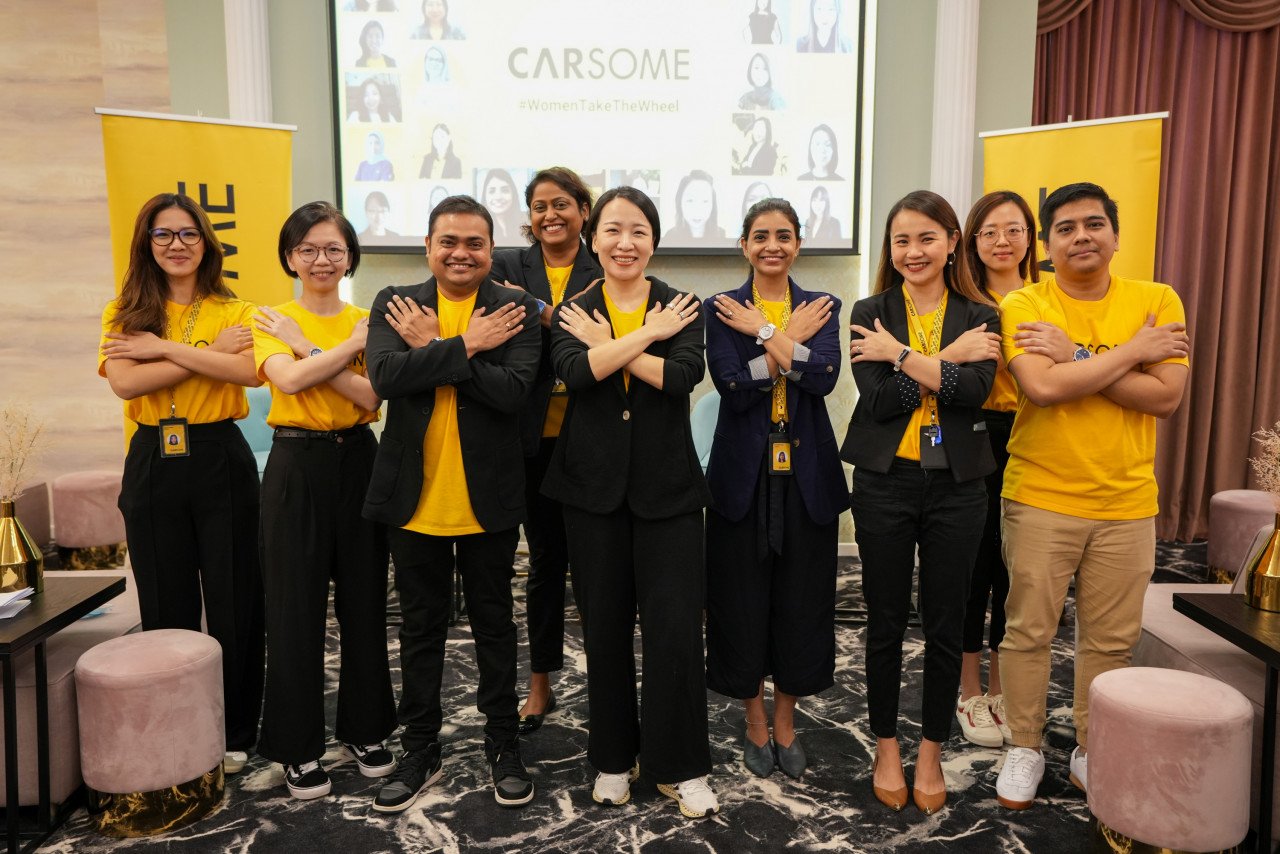 Juliet Zhu (tengah) dan pasukan inisiatif 'Women Take The Wheel'  - Gambar ihsan Carsome