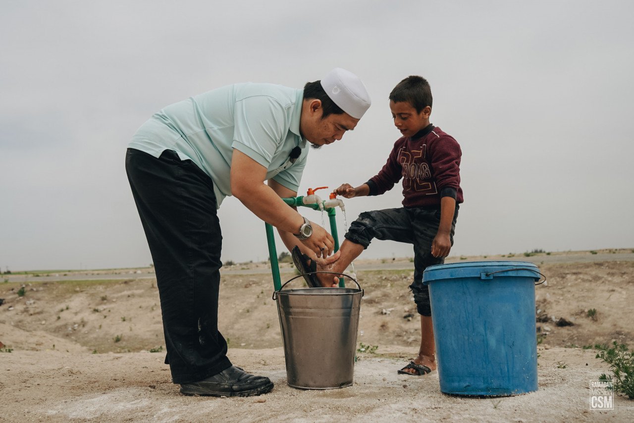 Ustaz Amin bersama anak pelarian Syria di tapak MySyria Water Project. MySyria Water Project merupakan projek kelestarian bagi punca air sekitar Tal Abyad, Syria. Projek membaikpulih sistem air sepanjang 63km ini memberi manfaat kepada lebih 10,000 penduduk tempatan.