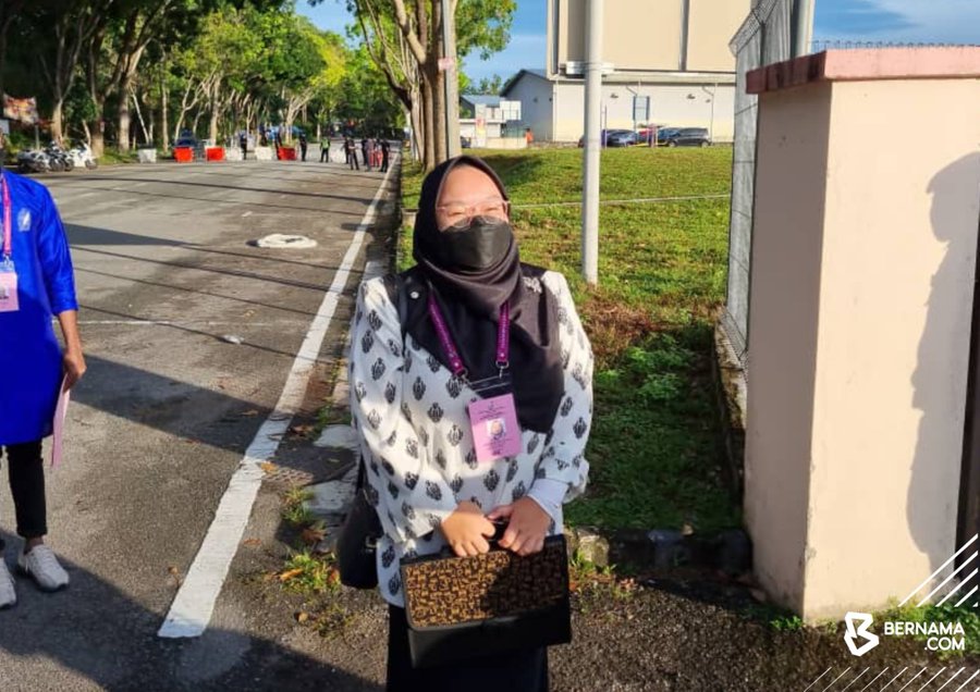 Calon MUDA DUN Puteri Wangsa, Amira Aisya tiba di Pusat Penamaan Calon DUN Puteri Wangsa, Ulu Tiram pada 8.05 pagi. - Gambar Bernama