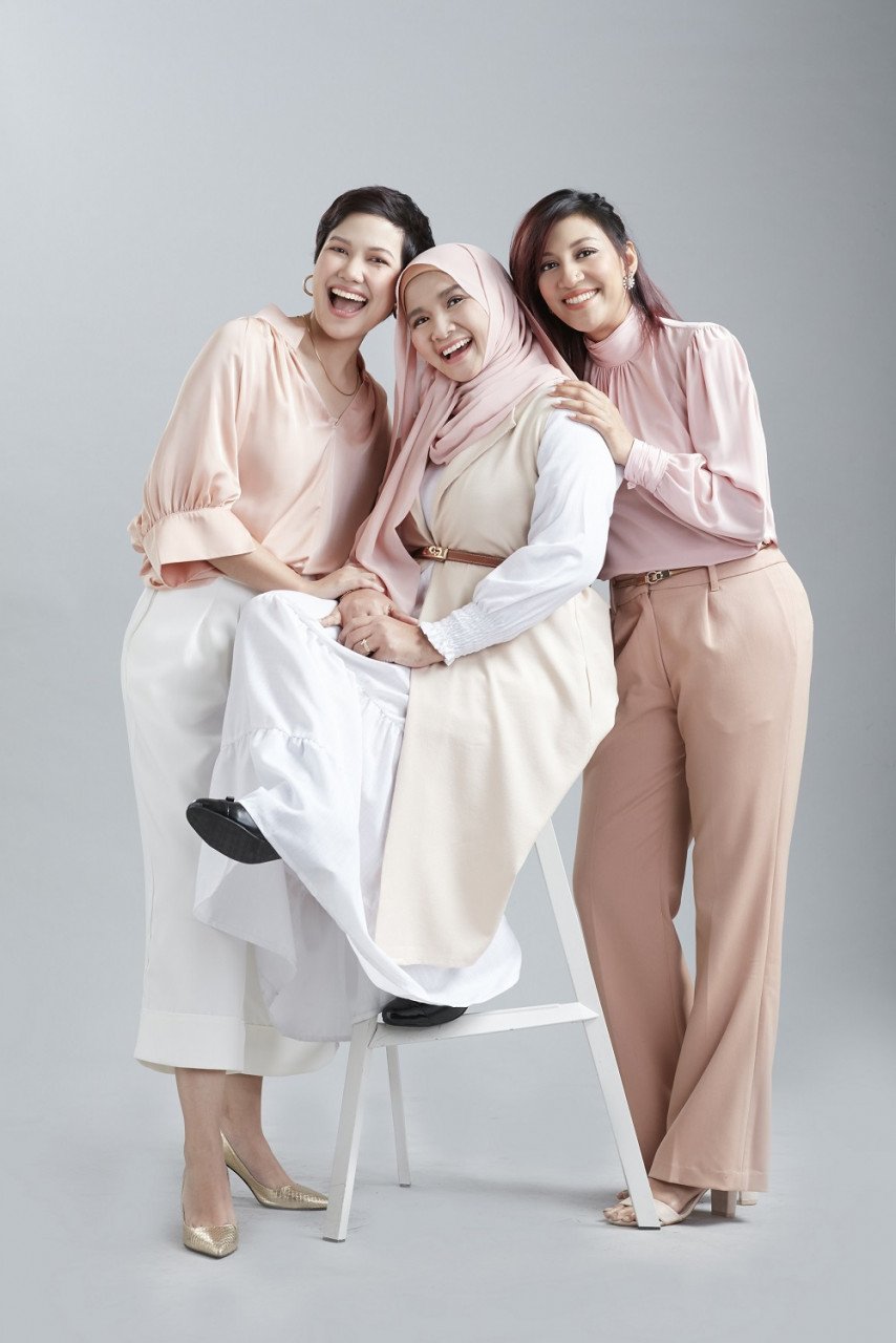 Dari kiri, Hiba Abdul Rahman, Saliza Khalid dan Navi Indran Pillai. - Gambar ihsan Avon Malaysia