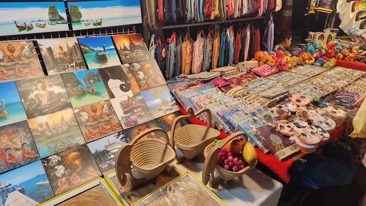 Cenderahati yang boleh dibeli di bazar malam Koh Samui