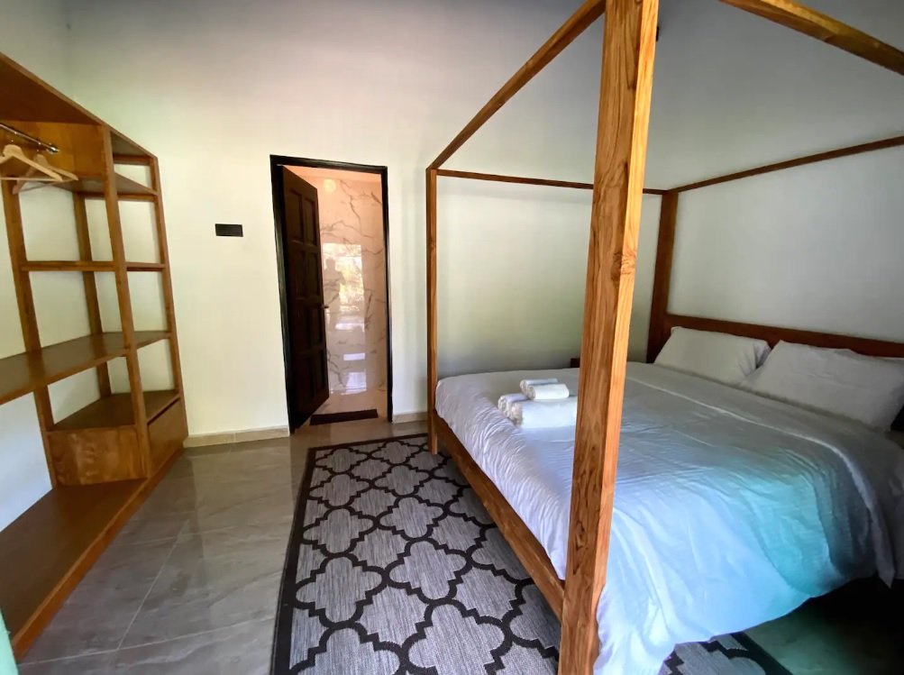 Setiap bilik dilengkapi dengan dua katil bersaiz ‘queen’ - Gambar AirBnb