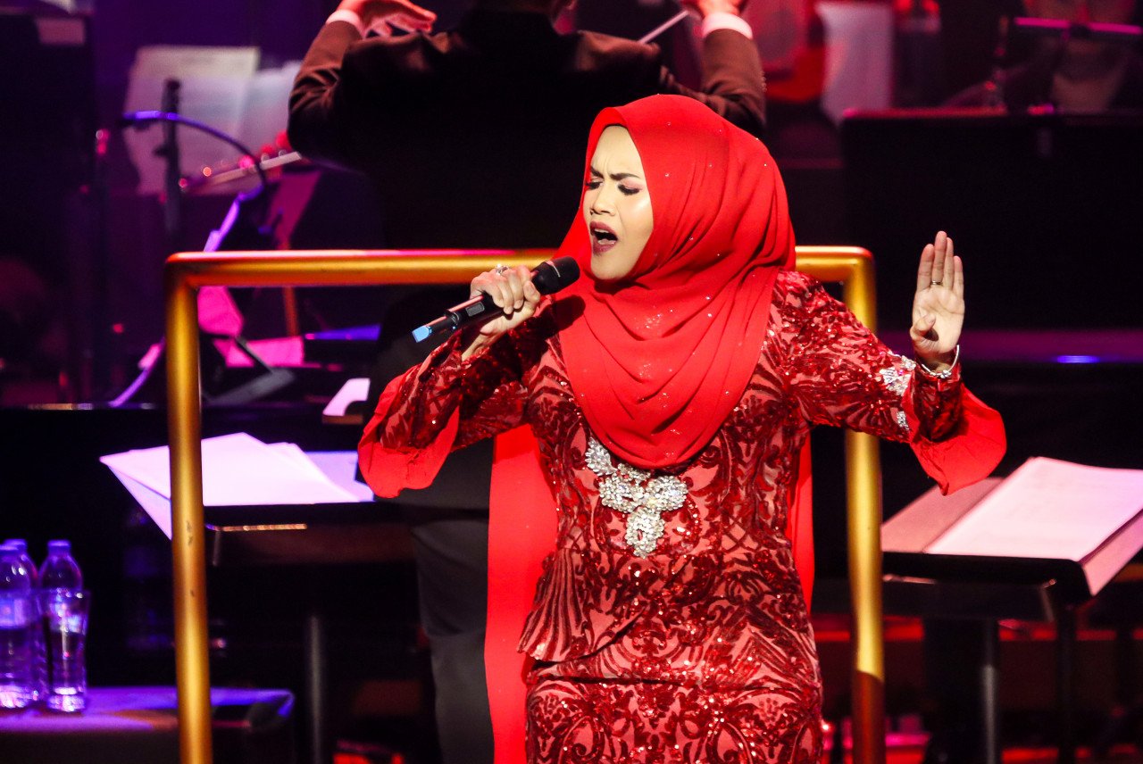 Aishah seolah-olah melepas geram untuk membawakan lagu-lagu solonya sendiri, lagu-lagu bersama The Fan Club dan lagu-lagu popular yang pernah dirakamnya semula.