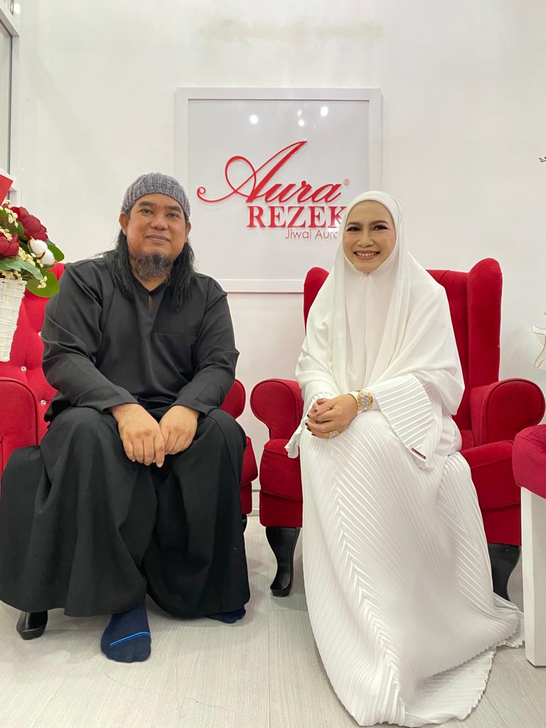 Daqmie bersama pengasas Aura Rezeki, Julinda Miswan