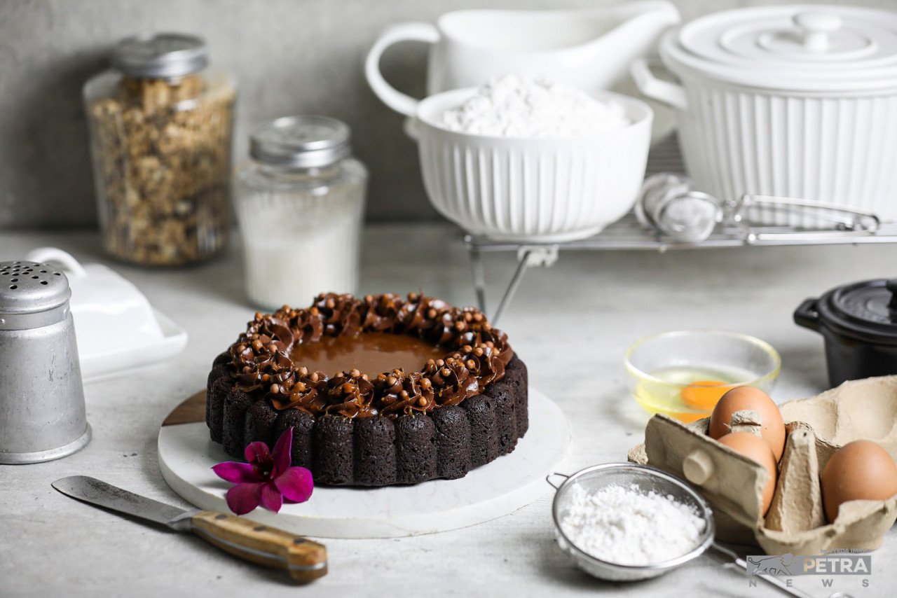 Dark fudge chocolate cake - antara kek yang sering ditempah oleh pelanggan