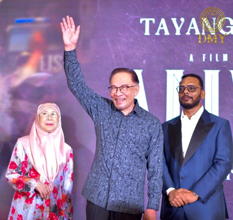 Mohamed Yusof (kanan) bersama Anwar Ibrahim dan Dr Wan Azizah. - Gambar PR