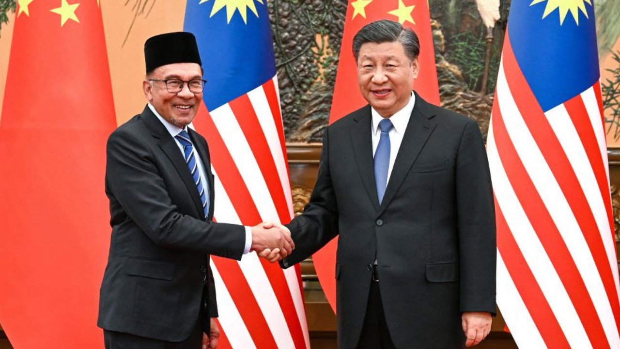 Perdana Menteri Malaysia Datuk Seri Anwar Ibrahim ketika bertemu Presiden China Xi Jinping pada lawatan sulungnya ke negara itu, Mac lalu. - gambar CGTN