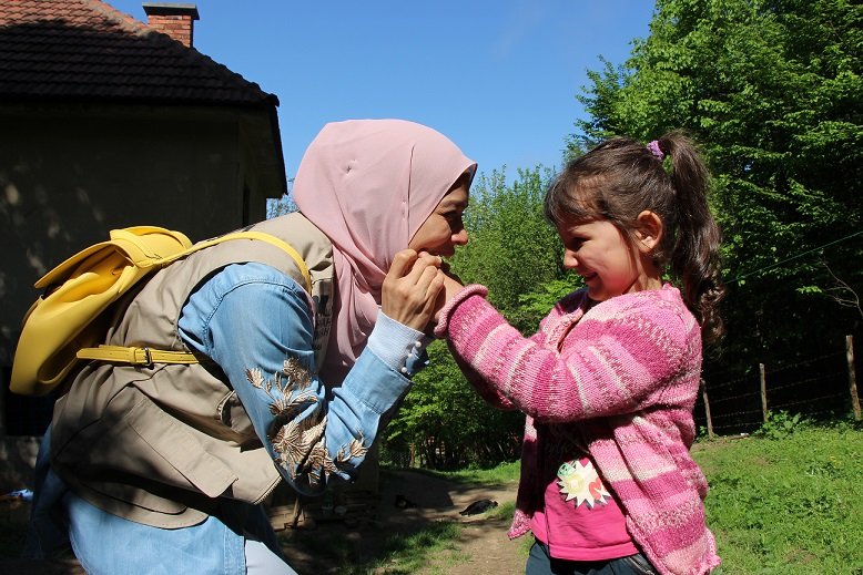 Diana Amir menyantuni anak yatim - Gambar ihsan Islamic Relief