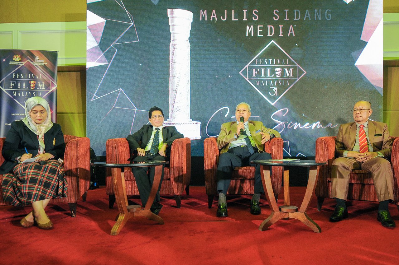 Zakaria (kanan) ketika sidang media bersama pihak FINAS, Kementerian  Komunikasi dan Multimedia, dan Persatuan Wartawan dan Penulis Hiburan Malaysia (WHAM).