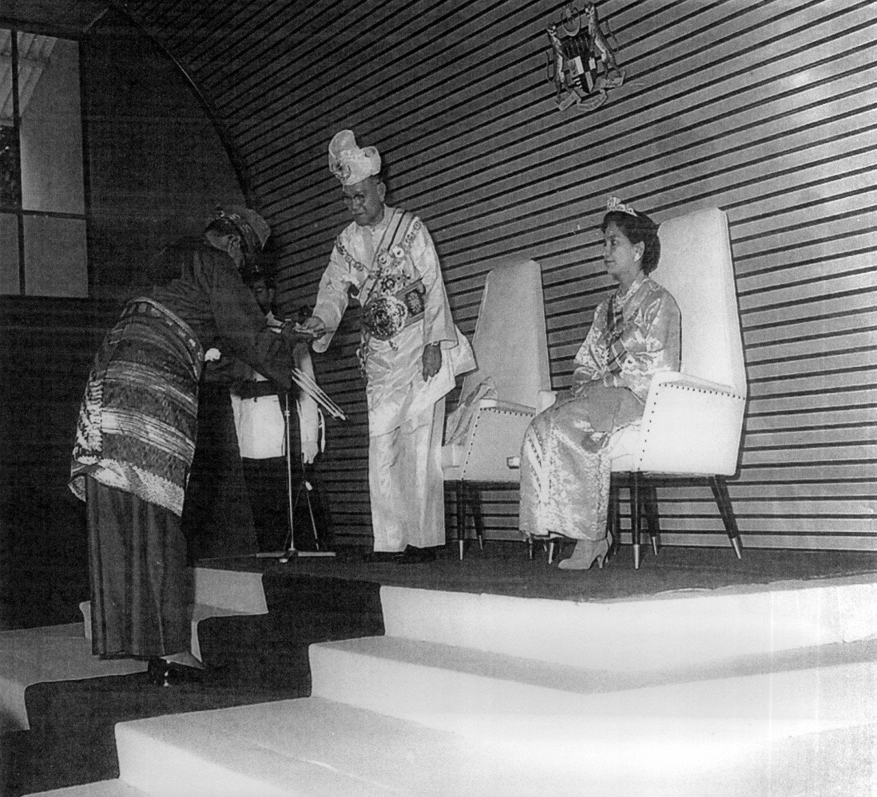Perdana Menteri Pertama, Tunku Abdul Rahman menyembahkan surat Titah Ucapan di Upacara Pembukaan Parlimen pada 11 September 1959