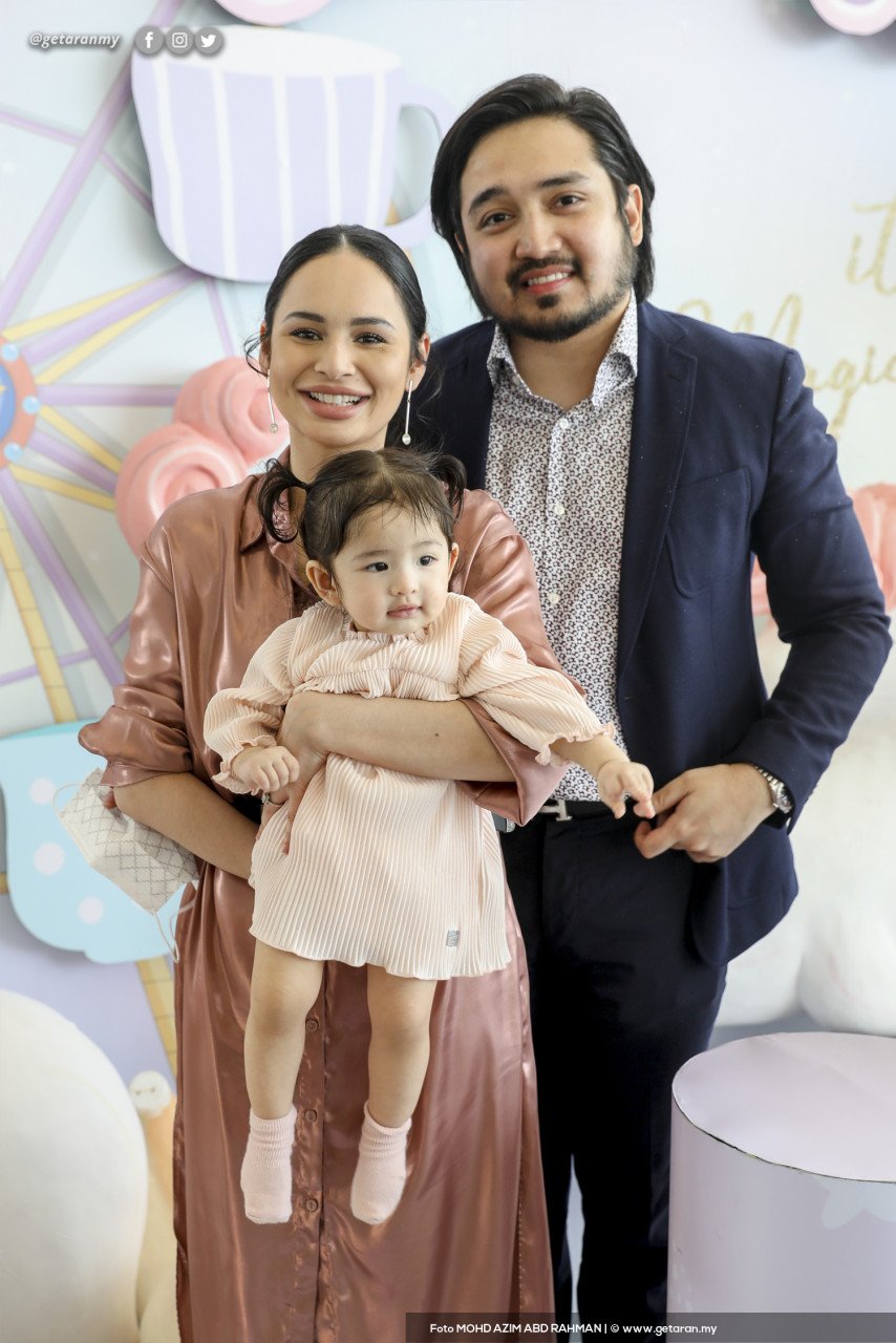 Izara Aishah bersama suami, Adib Khalid dan anak, Irisa Alaia