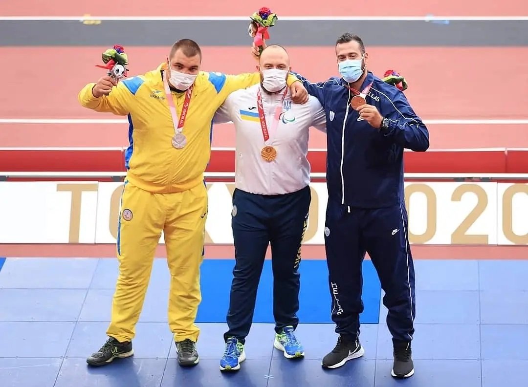 Maksym (tengah) merangkul emas bersama Oleksandr (kiri) dari Ukraine untuk perak dan Efstratios (kanan) dari Greece untuk gangsa. - Gambar: Instagram @Maksym.Koval_official