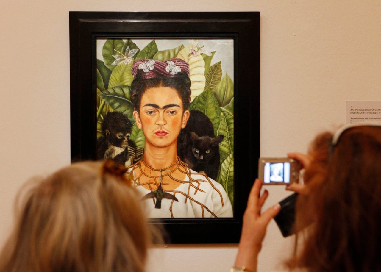 'Self-Portrait with Thorn Necklace and Hummingbird', karya Frida Kahlo. Gambar: Deiter Nagal, AFP