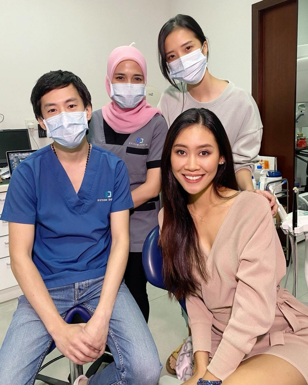 Bergambar bersama doktor & jururawat di Esteem Dental Clinic
