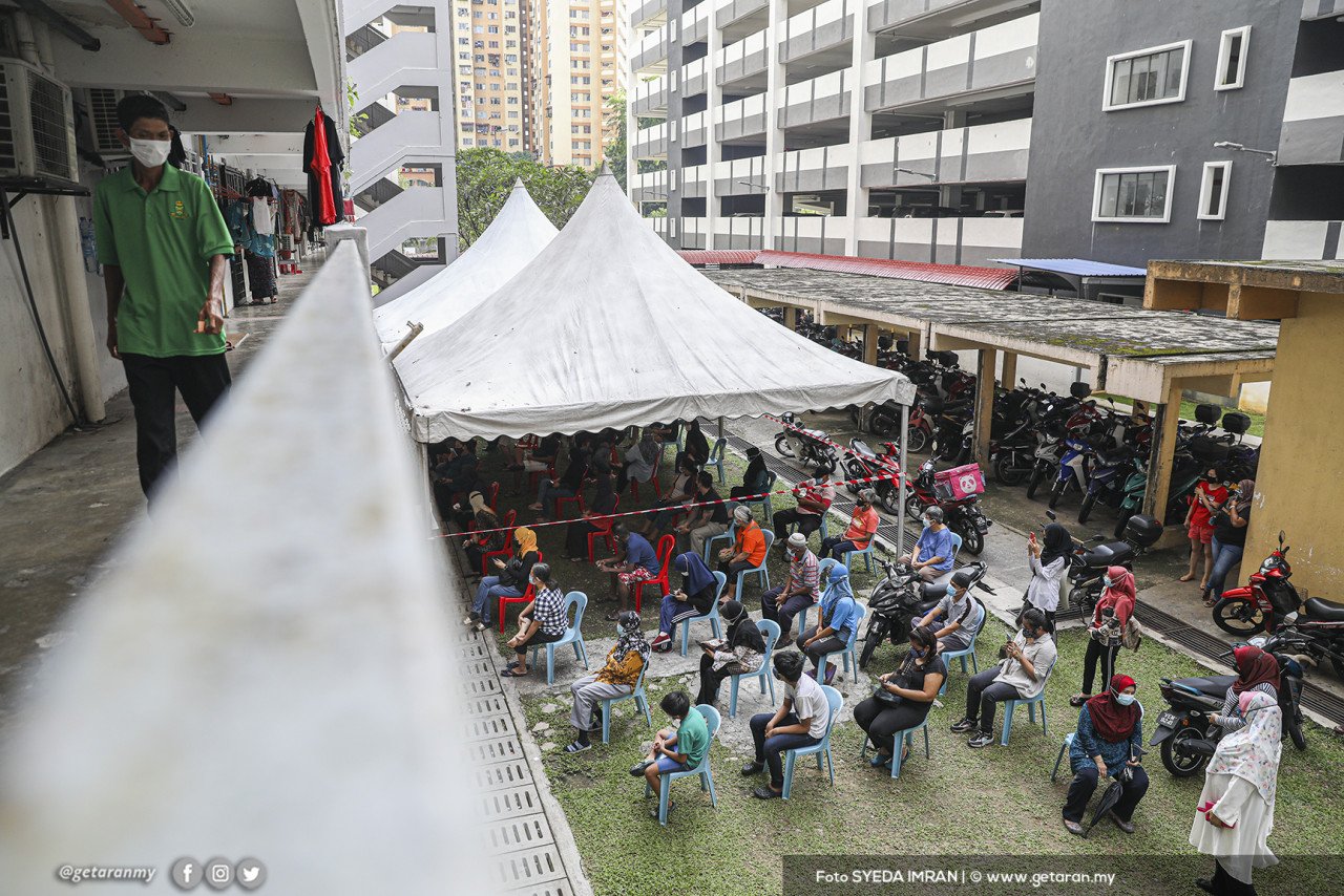 Orang ramai menunggu giliran untuk menjalani ujian saringan COVID-19 yang diadakan secara percuma di beberapa PPR di Kuala Lumpur.
