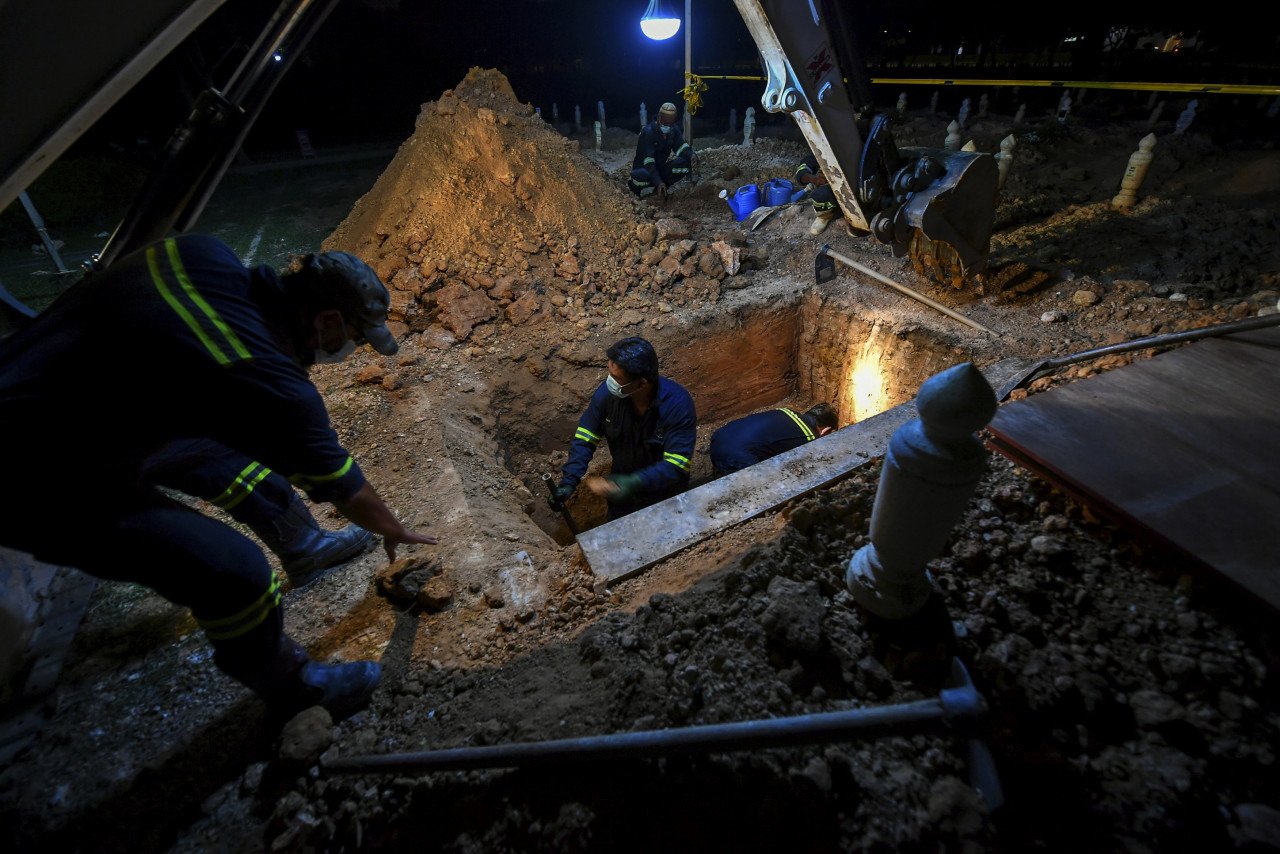 Tugasan menggali dan mengebumikan jenazah positif wabak itu tidak mengira waktu sama ada siang atau malam berikutan ia perlu dilakukan secepat mungkin dengan pemantauan dari pihak Kementerian Kesihatan Malaysia (KKM)