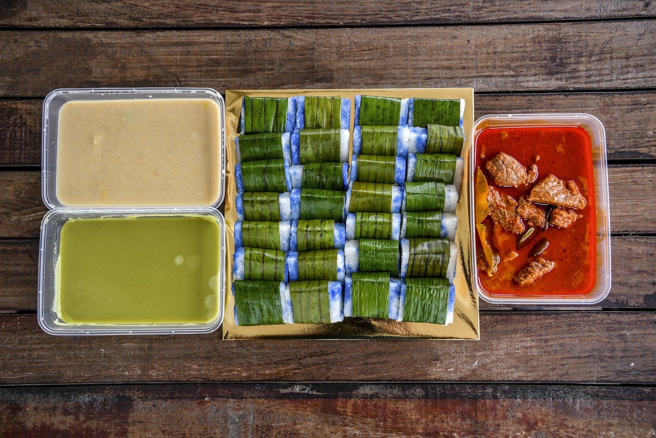 Pulut tetal atau pulut tai tai, makanan warisan masyarakat Baba dan Nyonya, dihidang bersama masakan asam pedas daging, seri kaya pandan dan serawa durian.