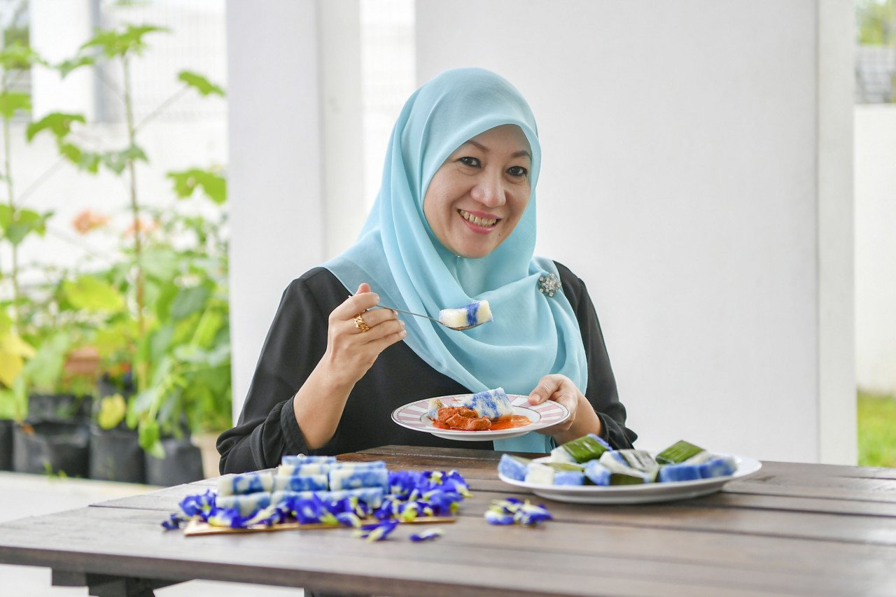 Anak jati Umbai, Melaka, Norliza Abdul Rahman, 47, menikmati hidangan pulut tetal atau pulut tai tai, makanan warisan masyarakat Baba dan Nyonya