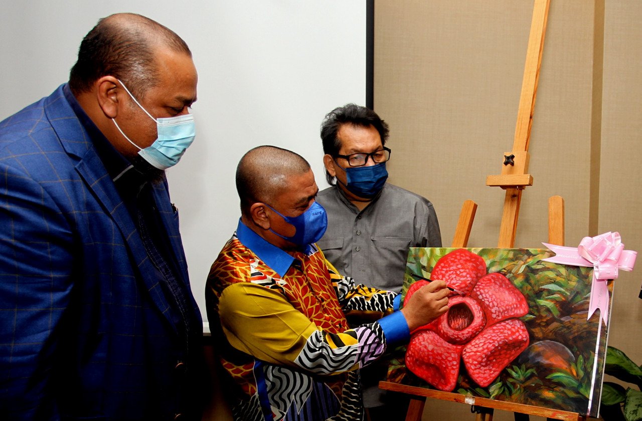 Menteri Besar Perak Datuk Seri Saarani Mohamad (dua, kiri) melukis sentuhan terakhir Bunga Raflesia pada Majlis Pameran Perakman Art Trail dan Pameran Solo Salleh Ismail