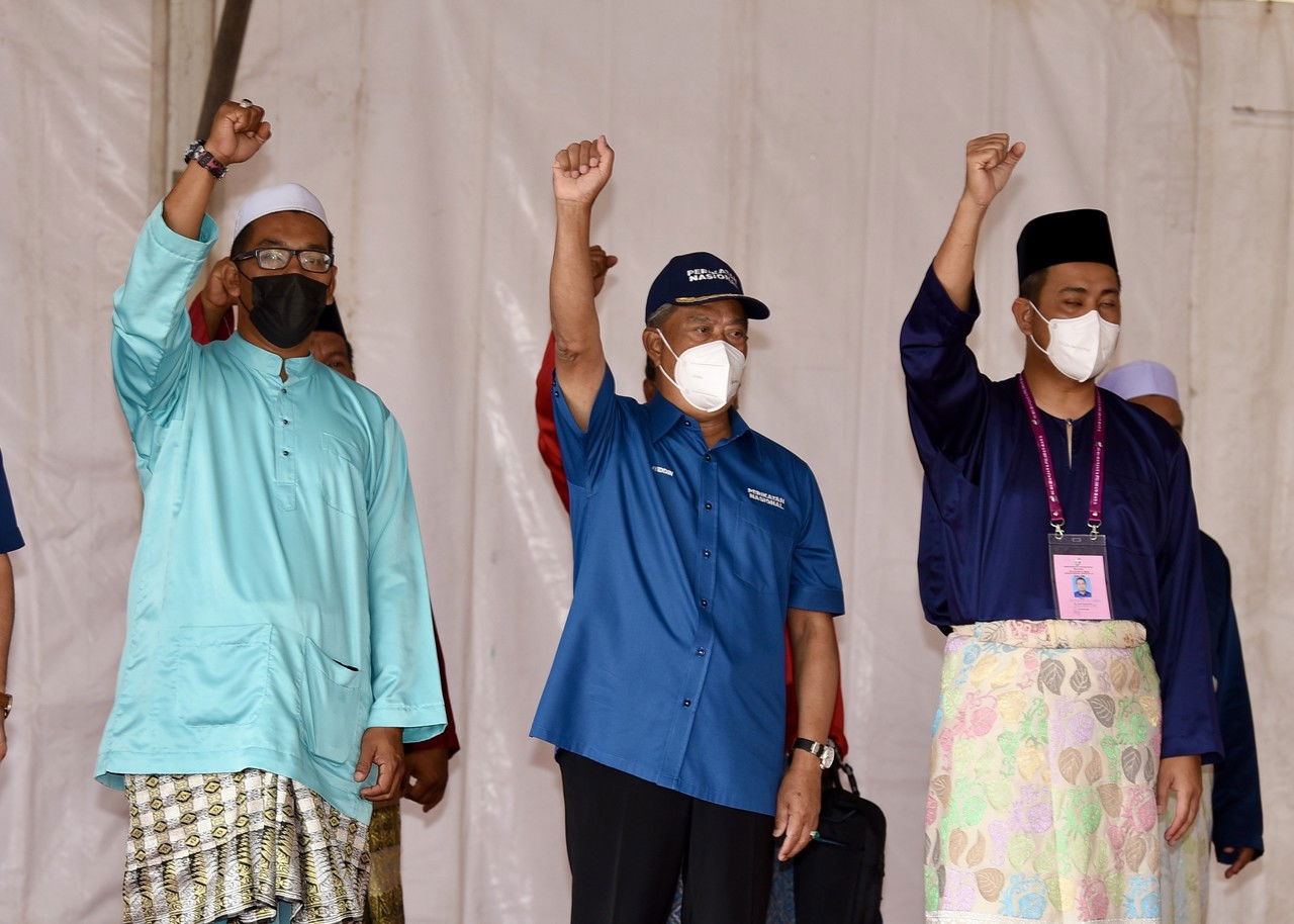 Presiden BERSATU merangkap Pengerusi PN, Tan Sri Muhyiddin Yassin (tengah) bersama calon PN N. 07 Bukit Kepong Datuk Dr Sahruddin Jamal (kanan) dan N. 08 Bukit Pasir Muhd Nur Iqbal Abd Razak (kiri) sebelum proses penamaan calon bagi PRN Johor di Bilik Gerakan Zon Utara Pagoh hari ini. - Gambar Bernama