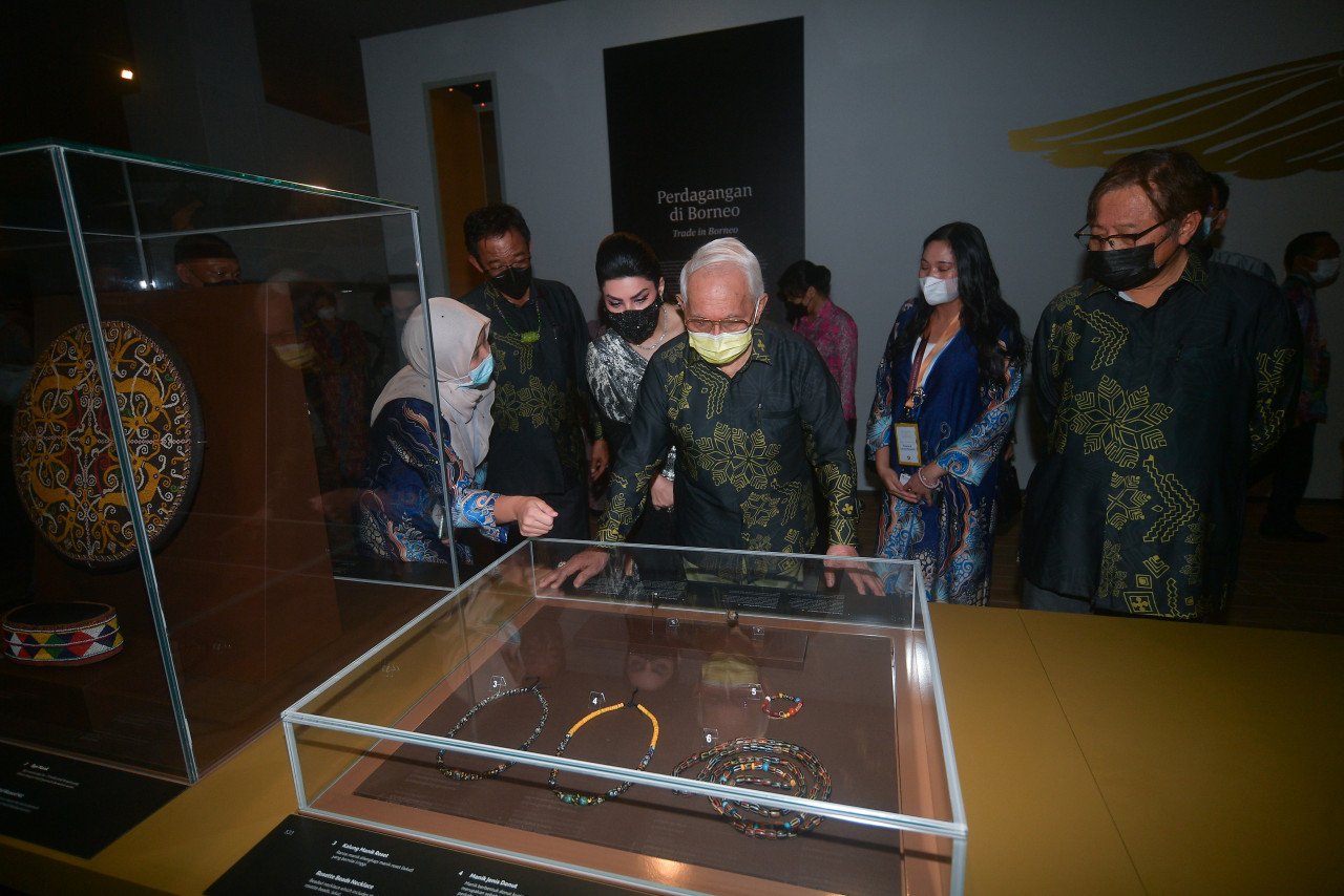 Yang Dipertua Negeri Sarawak Tun Abdul Taib Mahmud (tengah) melihat artifak yang dipamerkan selepas merasmikan Muzium Budaya Borneo. Gambar: Bernama