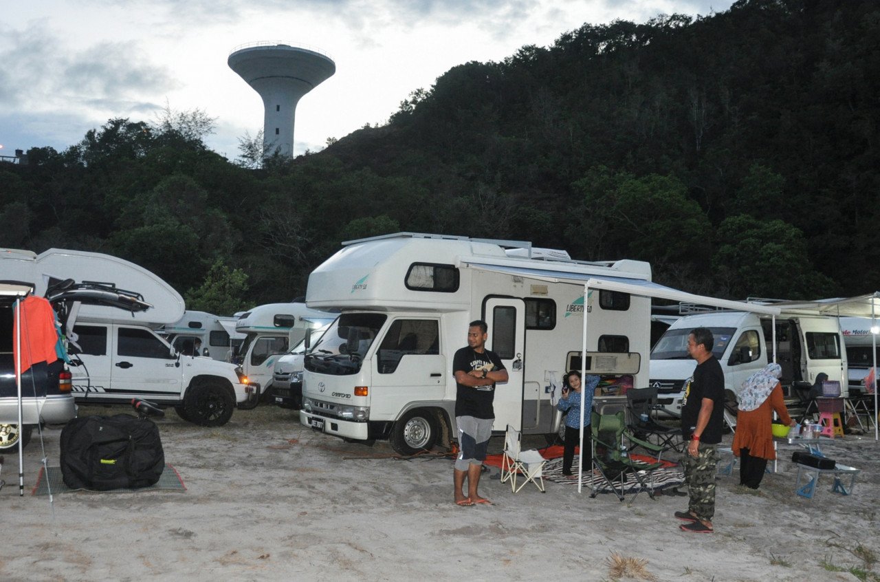 Sebahagian daripada 76 buah motorhome dan campervan yang mengambil bahagian dalam program Camper Rally Terengganu 2022 di Bukit Bubus
