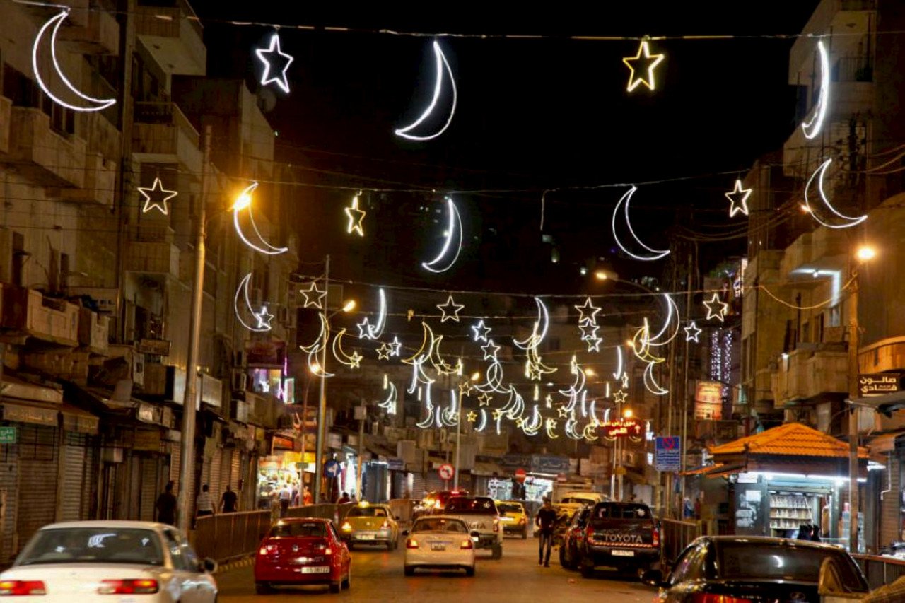 Suasana malam pertama Ramadan di sebuah bandar di ibu kota Amman, Jordan. Gambar: Bernama