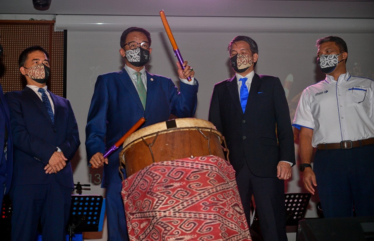 (Dua dari kiri) Menteri Pelancongan, Industri Kreatif dan Seni Persembahan Sarawak Datuk Seri Abdul Karim Rahman Hamzah. - Gambar fail Bernama