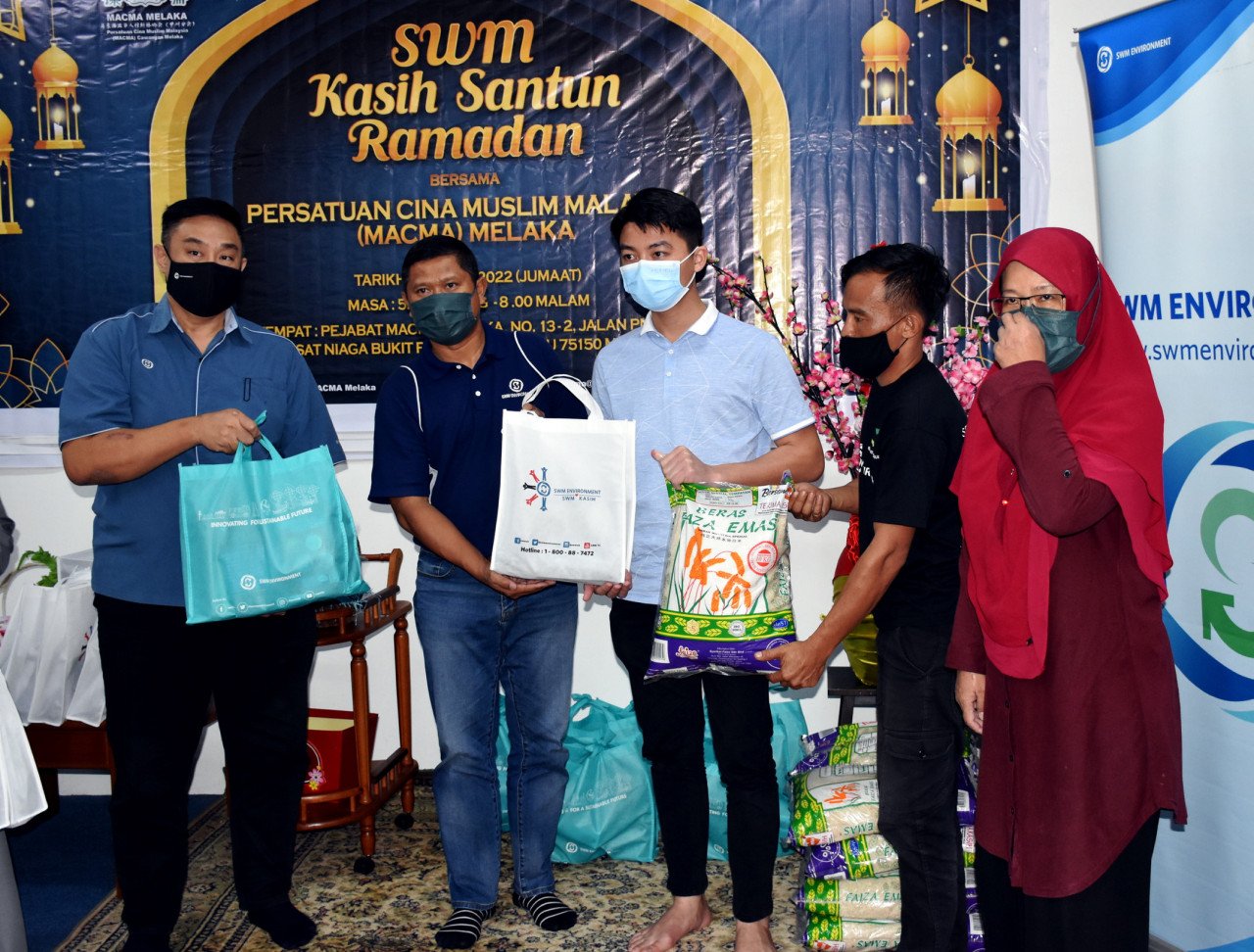 Pengurus Besar Korporat SWM Environment Sdn Bhd (SWM Environment), Mohd Norlisam Mohd Nordin (dua, kiri) menyampaikan sumbangan kepada saudara baharu yang mahu dikenali sebagai Muhamad, 29, (tengah) pada Majlis SWM Environment Kasih Santun Ramadan. Gambar: Bernama