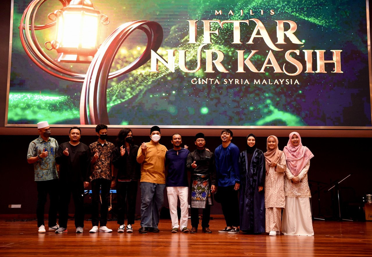 Ketua Pegawai Eksekutif Persatuan Cinta Syria Malaysia (CSM), Ahmad Musa Al-Nuwayri Kamaruzaman (lima, kanan) bersama ikon CSM pada Majlis Iftar Nur Kasih Cinta Syaria Malaysia