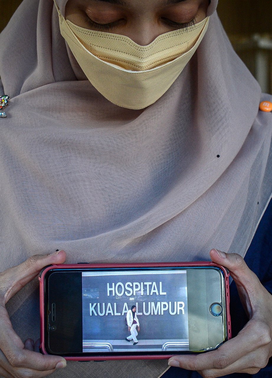 Bekas pesakit Skoliosis NurFadzilah Rahim, 28, menunjukkan keadaan fizikalnya sebelum ini semasa mengalami Skoliosis - Gambar Bernama