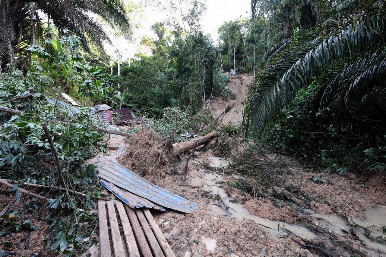 Kawasan kejadian tanah runtuh menghempap sebuah rumah setinggan yang didiami satu keluarga di Taman Elok, Jalan Bukit Nenas, Kota Kinabalu - Gambar Bernama