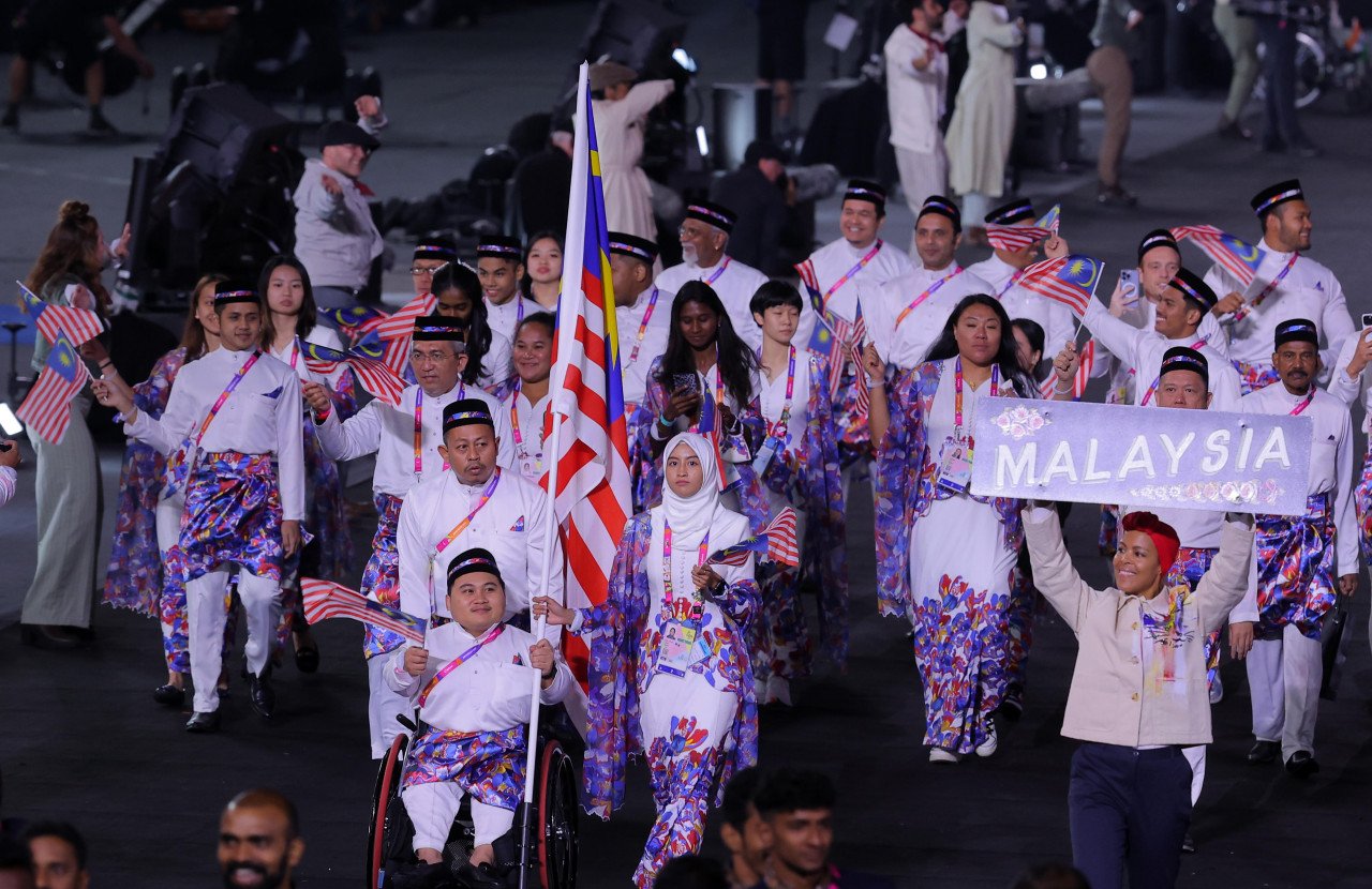 Kontinjen Malaysia, diketuai pemain skuasy wanita Aifa Azman dan atlet powerlifting Bonnie Bunyau Gustin sebagai pembawa bendera. - Gambar Bernama